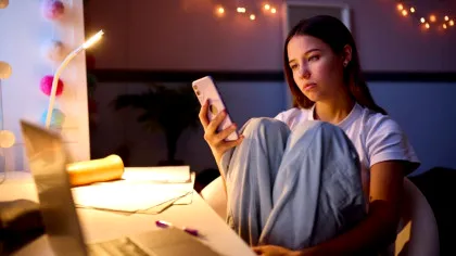 Adolescenții nu mai răspund la telefon: este aceasta o lipsă de maniere sau o nouă tendință?