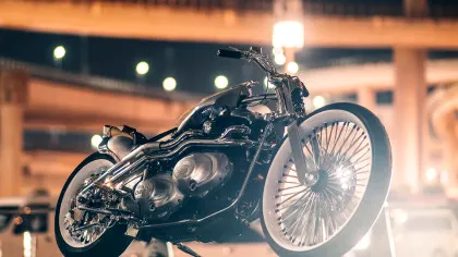 Chopper Royal Enfield cu patru cilindri impresionează la Yokohama Hot Rod Custom Show