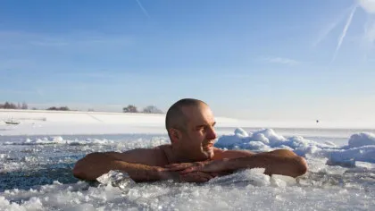 Cinci minute în apă rece ar putea fi suficiente pentru a îmbunătăți starea de spirit