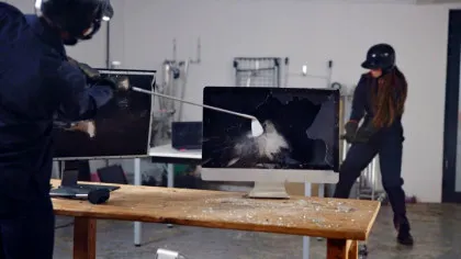 Camerele de „descărcare a furiei”, pe val. De ce majoritatea clienților sunt femei?