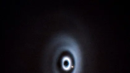 Astronomii au descoperit, în premieră, că „planetele nou-născute” sapă inele cosmice
