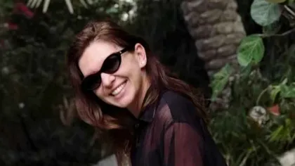 FOTO. Simona Halep, în costum de baie şi cămaşă transparentă! Cât costă geanta Marni de plajă