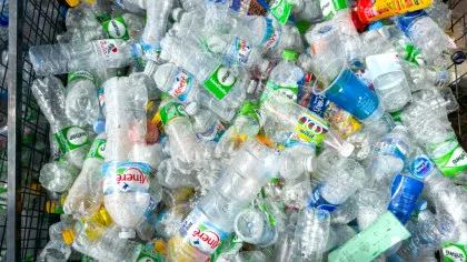 Un tânăr cercetător a reușit să producă benzină și motorină din plastic reciclat