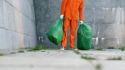 Cetățenii din Iași vor putea arunca gunoiul numai prin intermediul unei aplicații mobile sau cu un card de acces