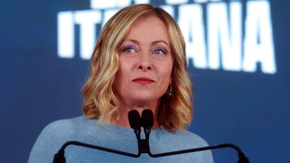 Giorgia Meloni, tot mai apreciată de italieni după răcirea de Donald Trump
